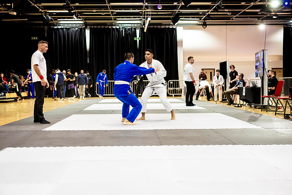 Leicester grapple-oct24-9282