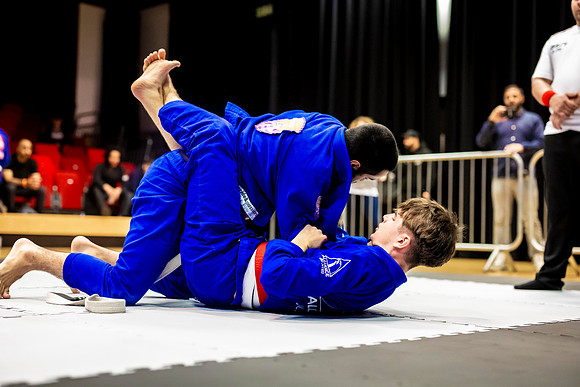 Leicester grapple-oct24-9279