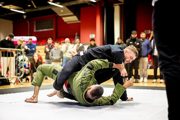 Leicester grapple-oct24-9320