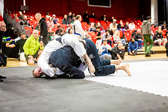 Leicester grapple-oct24-9429