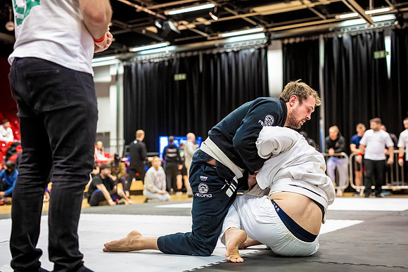 Leicester grapple-oct24-9438