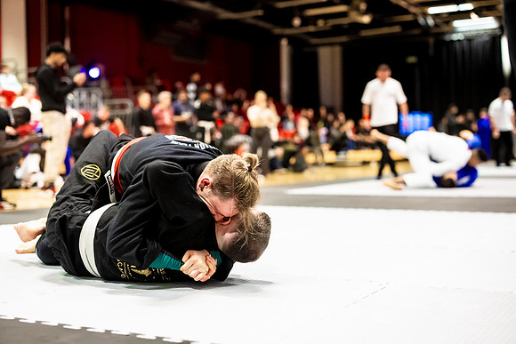 Leicester grapple-oct24-9288