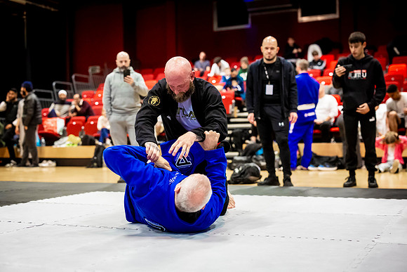 Leicester grapple-oct24-9361