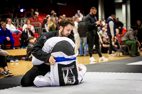 Leicester grapple-oct24-9409