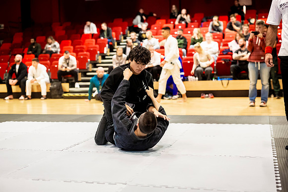 Leicester grapple-oct24-9268