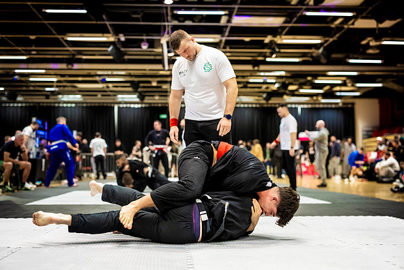 Leicester grapple-oct24-9353