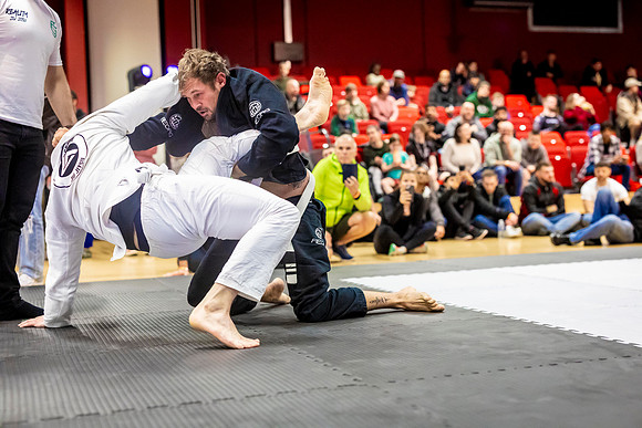 Leicester grapple-oct24-9430