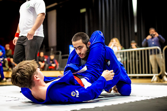 Leicester grapple-oct24-9280