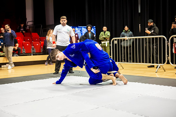 Leicester grapple-oct24-9269
