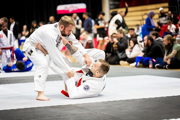 Leicester grapple-oct24-9386