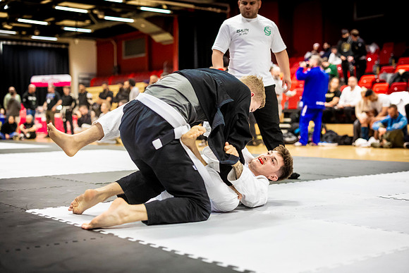 Leicester grapple-oct24-9329