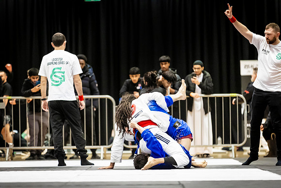 Leicester grapple-oct24-9393