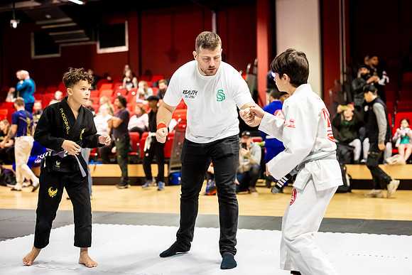 Leicester grapple-oct24-9272