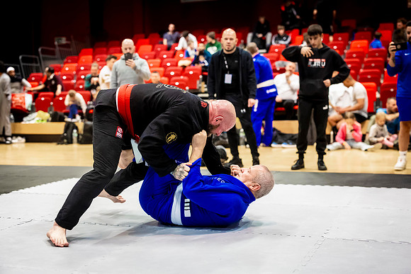 Leicester grapple-oct24-9359