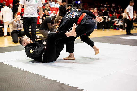 Leicester grapple-oct24-9287