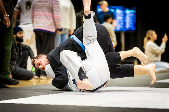 Leicester grapple-oct24-9413