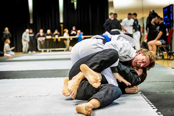 Leicester grapple-oct24-9412