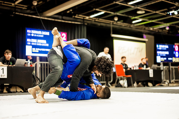Leicester grapple-oct24-9297