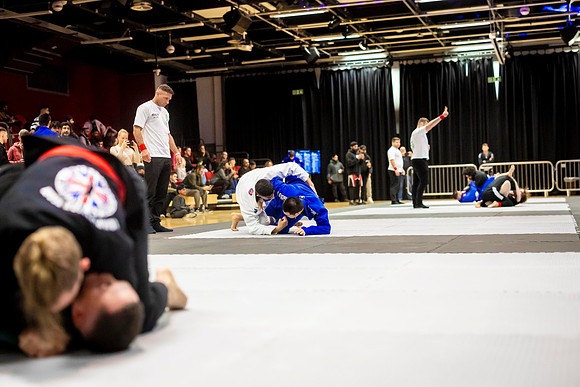 Leicester grapple-oct24-9289