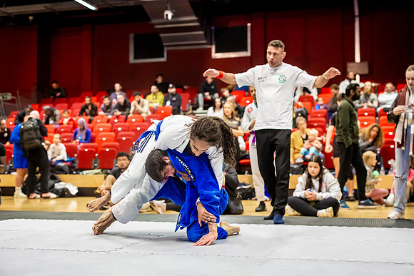 Leicester grapple-oct24-9443