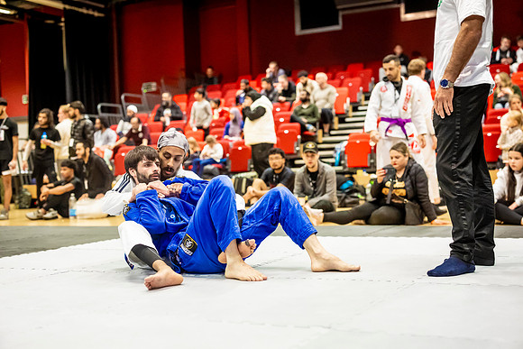 Leicester grapple-oct24-9428