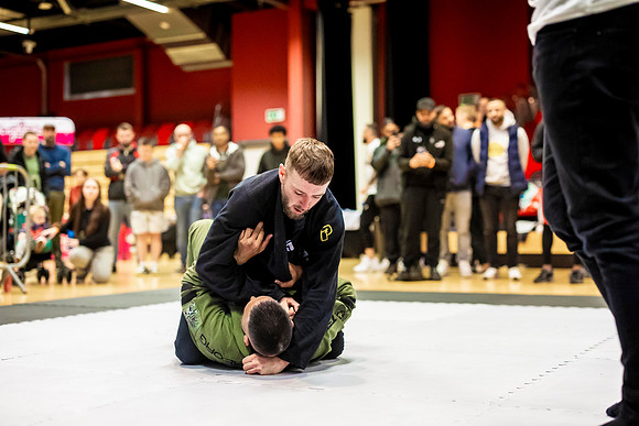 Leicester grapple-oct24-9318