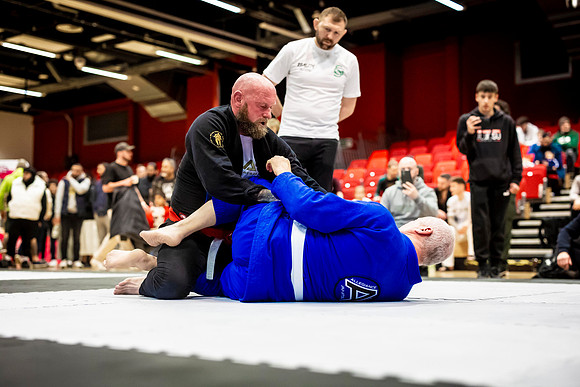 Leicester grapple-oct24-9371
