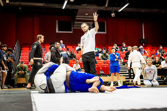 Leicester grapple-oct24-9383
