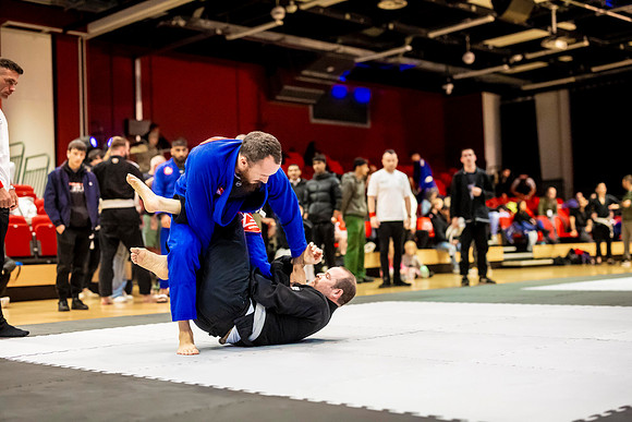 Leicester grapple-oct24-9325