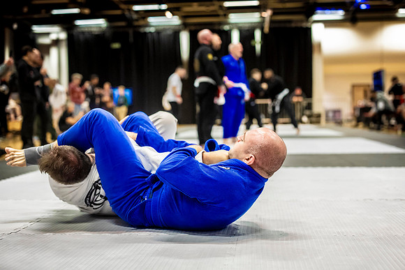 Leicester grapple-oct24-9351
