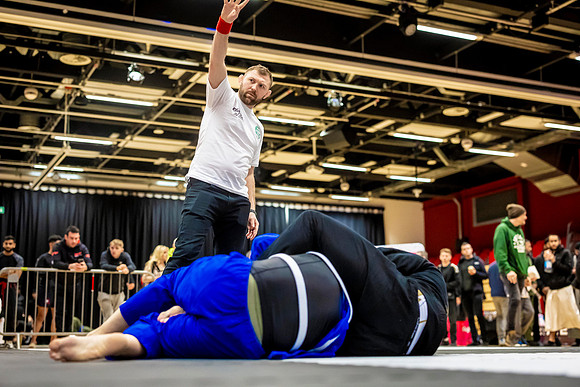 Leicester grapple-oct24-9342