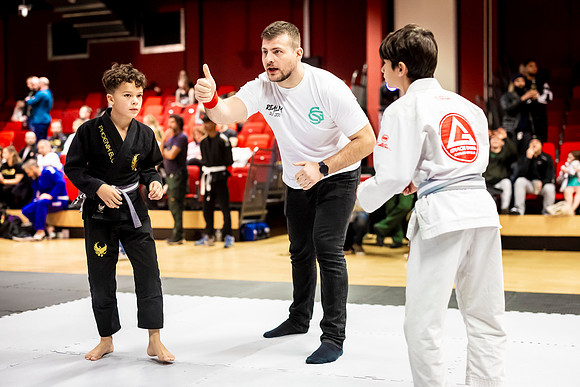 Leicester grapple-oct24-9273