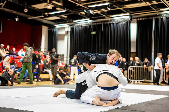 Leicester grapple-oct24-9437