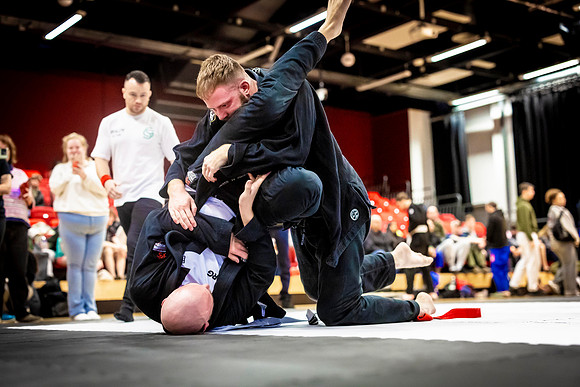 Leicester grapple-oct24-9378