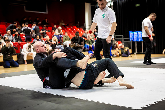 Leicester grapple-oct24-9367