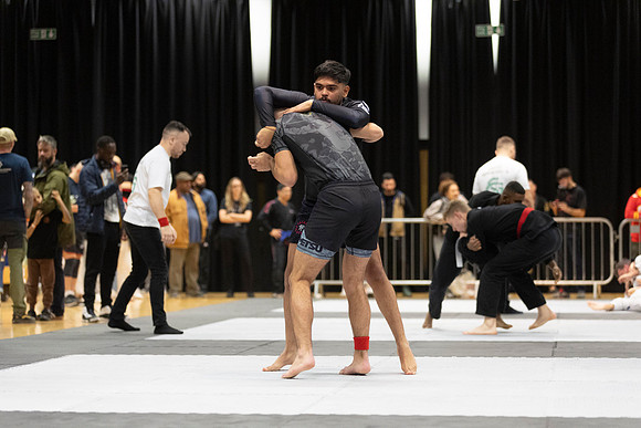 Leicester grapple-oct24-9401
