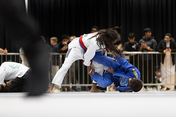 Leicester grapple-oct24-9398