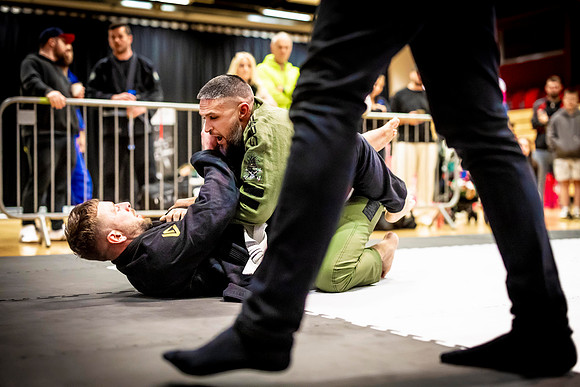Leicester grapple-oct24-9322