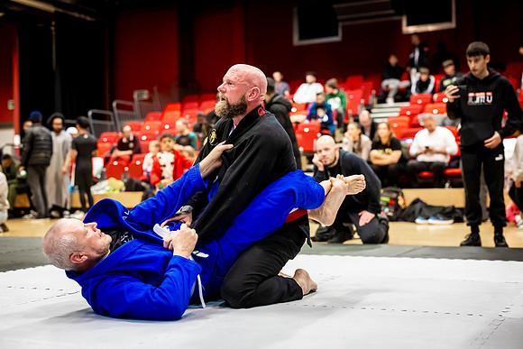 Leicester grapple-oct24-9365