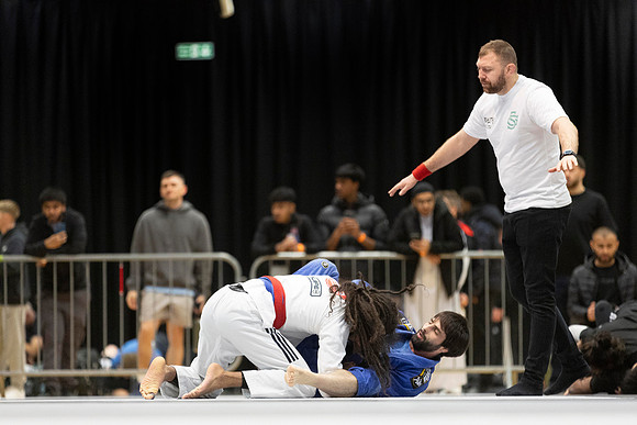 Leicester grapple-oct24-9400