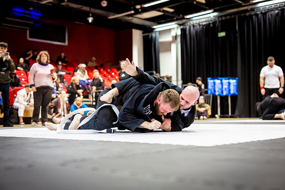 Leicester grapple-oct24-9375